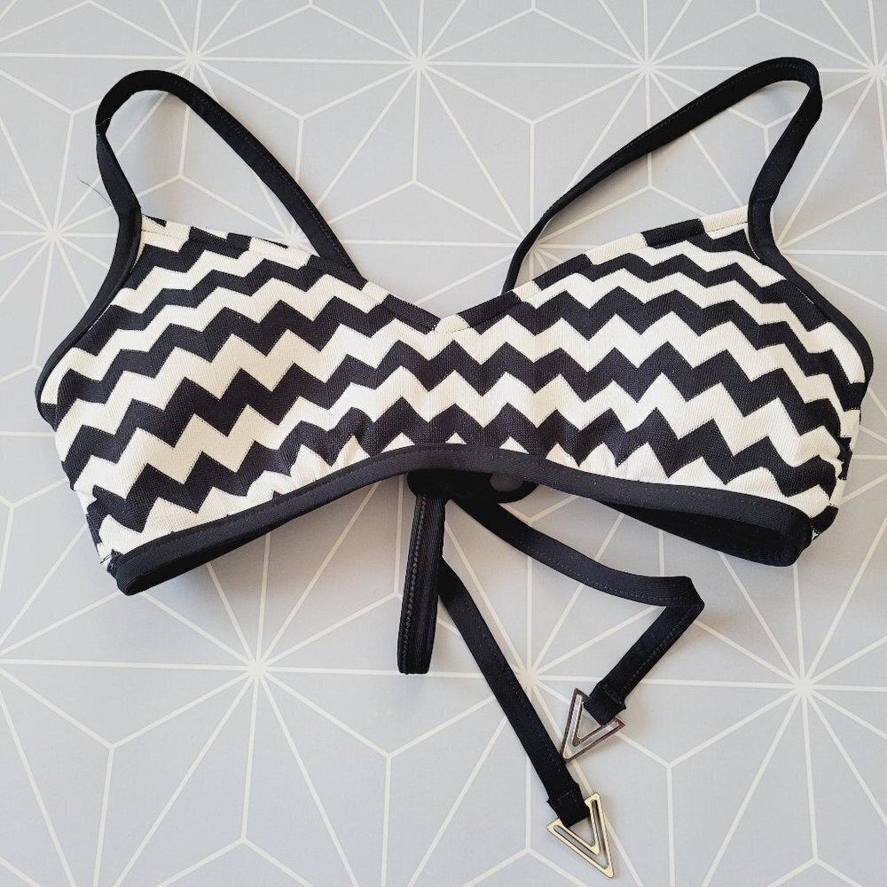 Seafolly Australia Black White Geo Chevron Stripe Bralette Knit Bikini Top Sz. 2